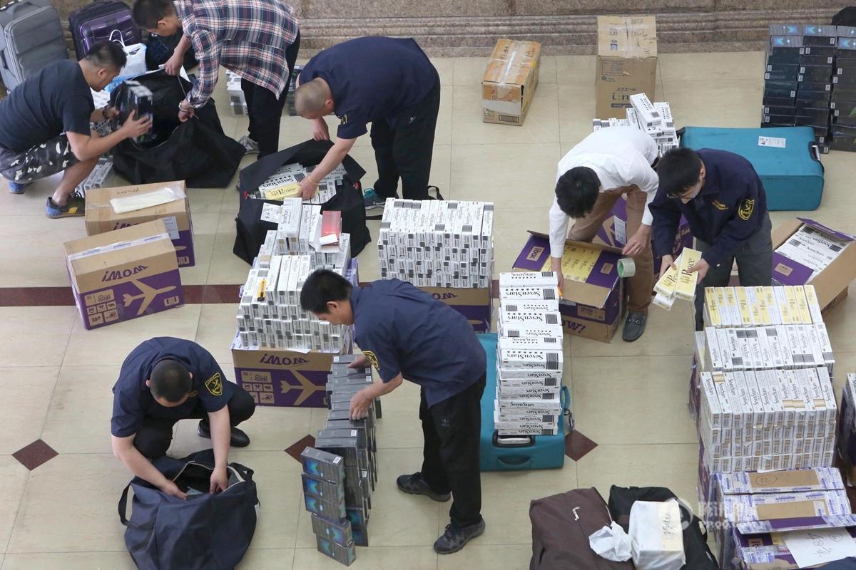 　　4月21日晚，涉案“水客”分别搭乘2个航班，先后于18时、21时抵达浦东机场入境。为避免打草惊蛇，指挥部决定对搭乘前一航班入境的“水客”保持跟踪监控，暂不抓捕。21时30分许，另一航班数名“水客”抵达浦东机场，航空公司地服人员戈某利用职务之便，协助“水客”绕开海关监管走中转厅。此时，多名侦查员协作跟踪，在机场停车场将4名“水客”及1名司机抓获，当场缴获境外香烟近800条。当晚，侦查员通过调查询问等多方取证，对团伙中的机场工作人员和其他“水客”进行分头抓捕搜查，一举捣毁该香烟走私团伙。