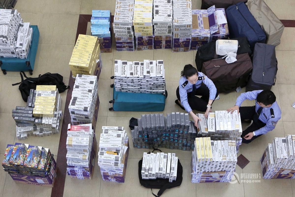 　　海关缉私办案人员介绍，该走私团伙成员中，有9名“水客”，以购买并携带香烟入境为业，每周平均往返日本大阪与上海之间3-4次，其中4人曾于今年1-3月因超量携带香烟入境被海关行政处罚。这些“水客”有5人都曾在浦东机场工作过，对机场环境很了解。此外，团伙中还有航空公司地服人员等机场工作人员6人，其余人员为司机、收货人、快递员等物流人员，负责接收运输涉案香烟并发往辽宁等地。目前，该案已刑事拘留16人、取保候审4人，案件正在进一步侦办中。