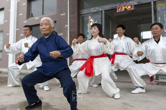 　　出生于武学世家，三四岁开始习武。90年来，张荷仙勤练不辍，尤以拳、腿、棍为三绝。其一生爱打抱不平，是四邻八乡有名的侠女。