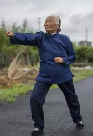 　　“清晨第一件事：洗干净手、点上香烛，祭拜祖师爷。然后扎马步，练套路。”张荷仙说，“就算冬天穿得单薄，起床打拳耍棒，身子就暖和了。”