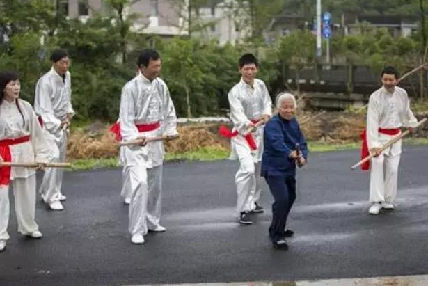 　　虽有一身本领，张荷仙却从不恃强凌弱。但如果看到谁遭遇不平、被欺负了，她肯定要去管一管。