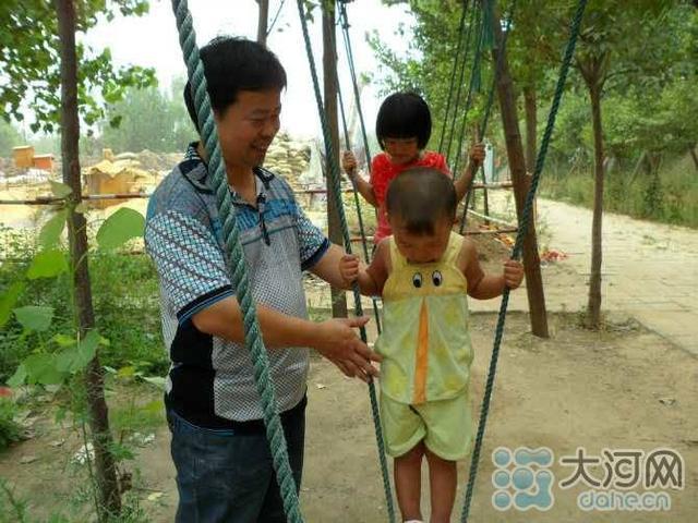 　　5月18日凌晨1点20分左右，卧龙区西华村一栋三层居民楼突发大火，浓烟迅速吞噬了整幢楼房。租住在一楼的方城男子王锋最早发现险情，将妻儿送至安全地带后，王锋转身冲进火海，迅速救出了住在一楼东间的两名托教学生和一名托教老师。“这时候，王锋还没有被烧伤。如果不再进去，他就不会被烧伤了。”潘品哭着说，那时候，已是火光冲天，楼内不时响起噼噼啪啪的爆炸声，她也没想到，王锋又冲进了小楼。图为曾经幸福的一家人。