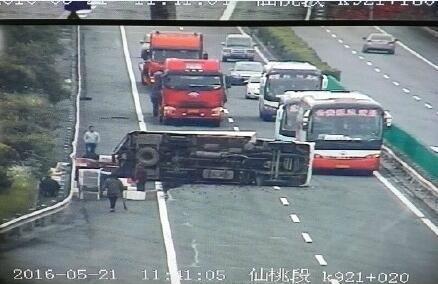 　　2名正在附近巡逻的高速交警迅速赶去，一边从村民手中抢回成筐的小龙虾，一边组织将爬满地面的小龙虾装筐转货。现场十分混乱，为减少货主的损失，当地派出所增援2名民警前来协助。4名民警帮忙捉虾子，手指都被虾钳夹肿了。
