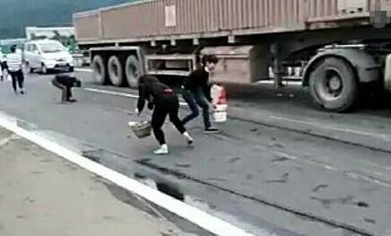 　　记者从省高警仙桃大队民警的执法记录仪中看到，现场不少村民手拿袋子、盆子、筐子等工具，捡起地上的小龙虾往里丢。1名黑衣男子与1中年女子相互拉扯着蛇皮袋。现场高速民警介绍，黑衣男子是货主，拉扯中的女子用蛇皮袋装了几斤虾，货主不让她拿走。