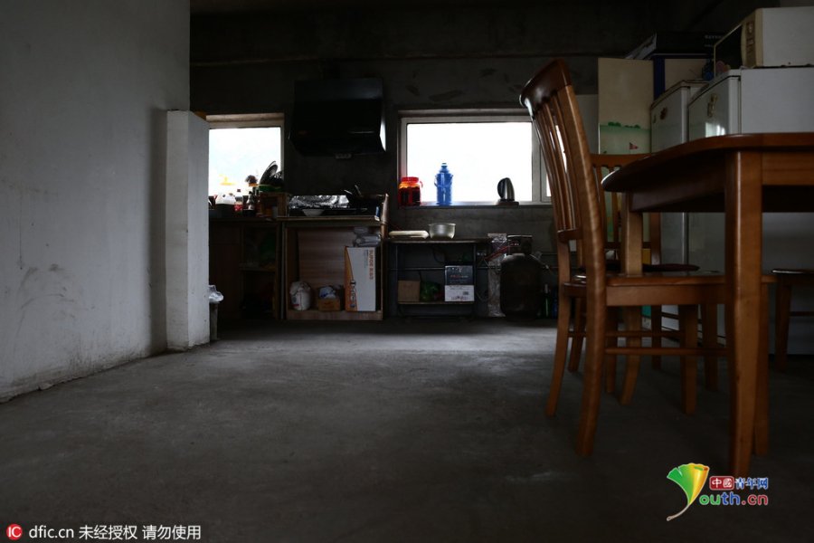 　　和张先生一样，被房子“套住”的业主大约有150户。经政府协调，一些业主在房屋未验收的情况下先住了进去。配套设施未建成，他们用高价的临时电。没通暖气只能开空调和电暖器，有业主一个冬天就花去近万元电费。