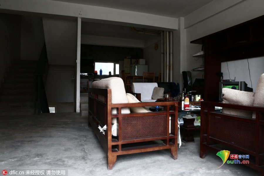 　　查询市住建委网站发现，果岭假日的开发商陆续取得过5张预售许可证，目前已全部过期，但房产网站上仍有该项目在今年开盘的信息。十年间周边房价快速上涨，业主迟迟没等到交房，却等来了开发商以高价为诱惑劝说退房的电话，他们质疑这些行为是故意捂盘惜售。