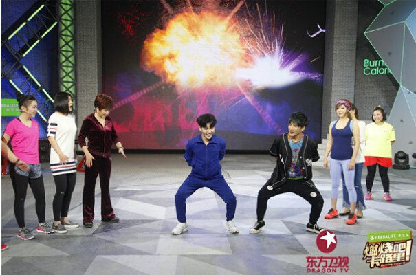 《燃卡》蔡明郑多燕首同台 健身操PK性感爆棚