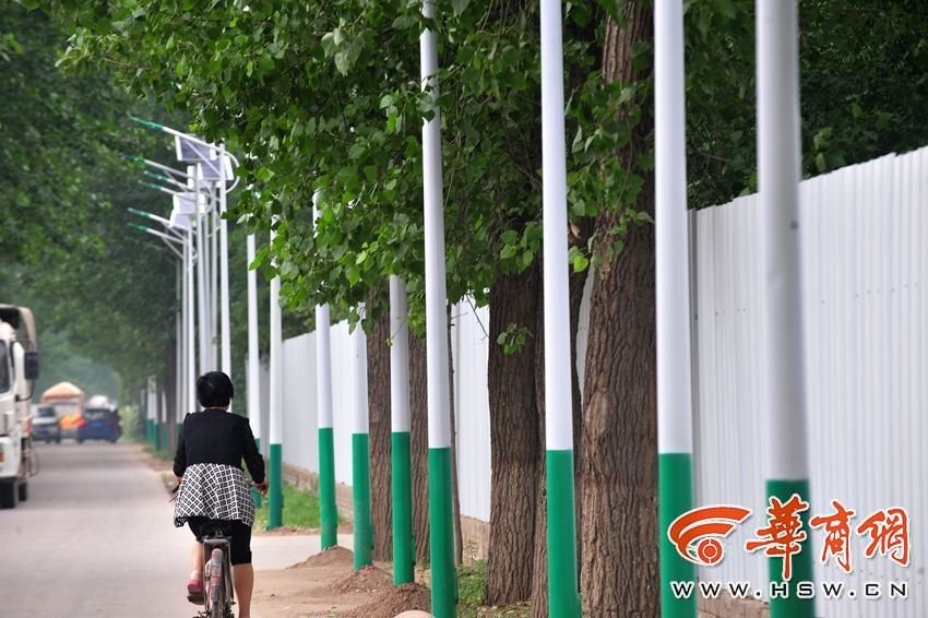 　　对于姜仁村村东设置的路灯，住在附近的杨柳村一村民表示，大城市的路灯都没那么密集，更别说一到晚上就没啥人的农村了，他们装那么多路灯简直太奢侈了。西安一家太阳能路灯生产、销售企业的业务经理表示，农村使用的太阳能路灯一般都是6米的灯杆，对于6米灯杆来说，最合适的间距是20米，实际操作中一般都在25米左右。昨日，华商报记者从西安市城市照明管理处设施科了解到，城区路灯间隔一般是40米左右，如果是人流量比较大的区域可缩短至30米。至于农村自行安装的路灯，管理处无权干涉，而太阳能路灯亮度、灯杆高度和市政路灯也不同。