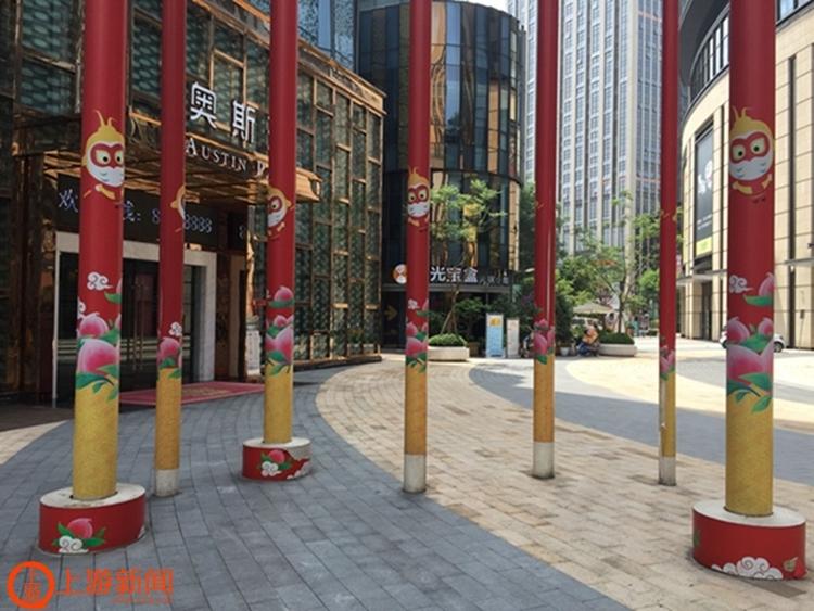 　　这两天，位于重庆大坪的“最牛天桥”火了，18根10米长“金箍棒”支撑桥身。甚至有网友评论称：“在天桥侧面画上云朵或天宫效果会不会更好？”