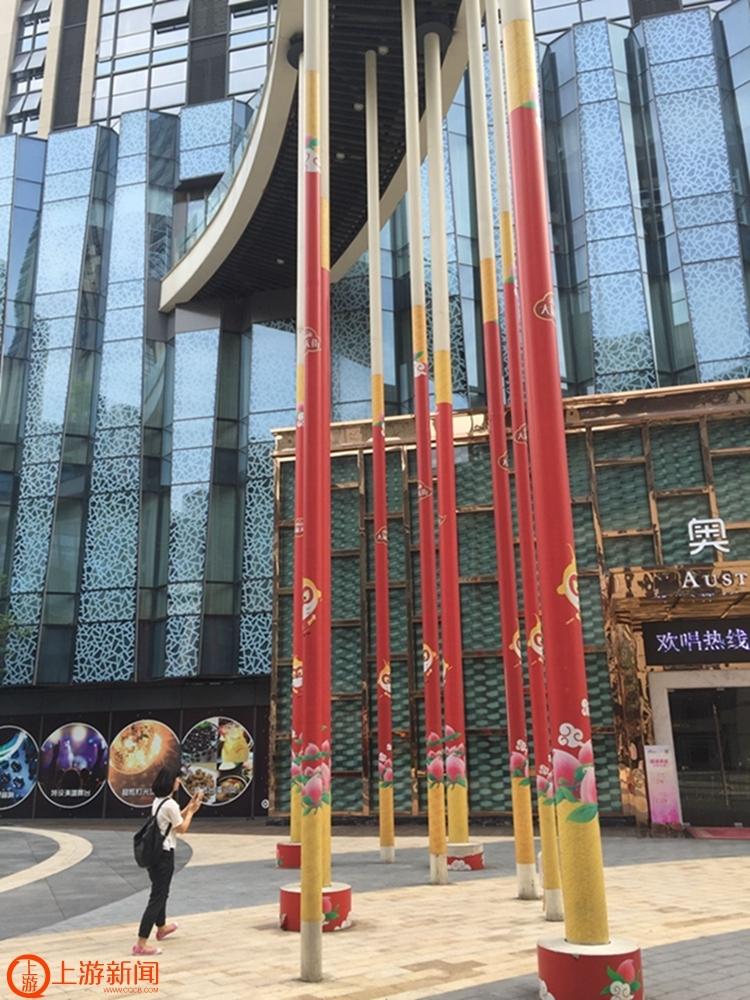 　　据附近的环卫工人介绍，环形天桥的立柱造型以前就有了，只是在今年春节前后，贴上了贴纸，融入了中国传统元素，“看起来更好看嘛”。
