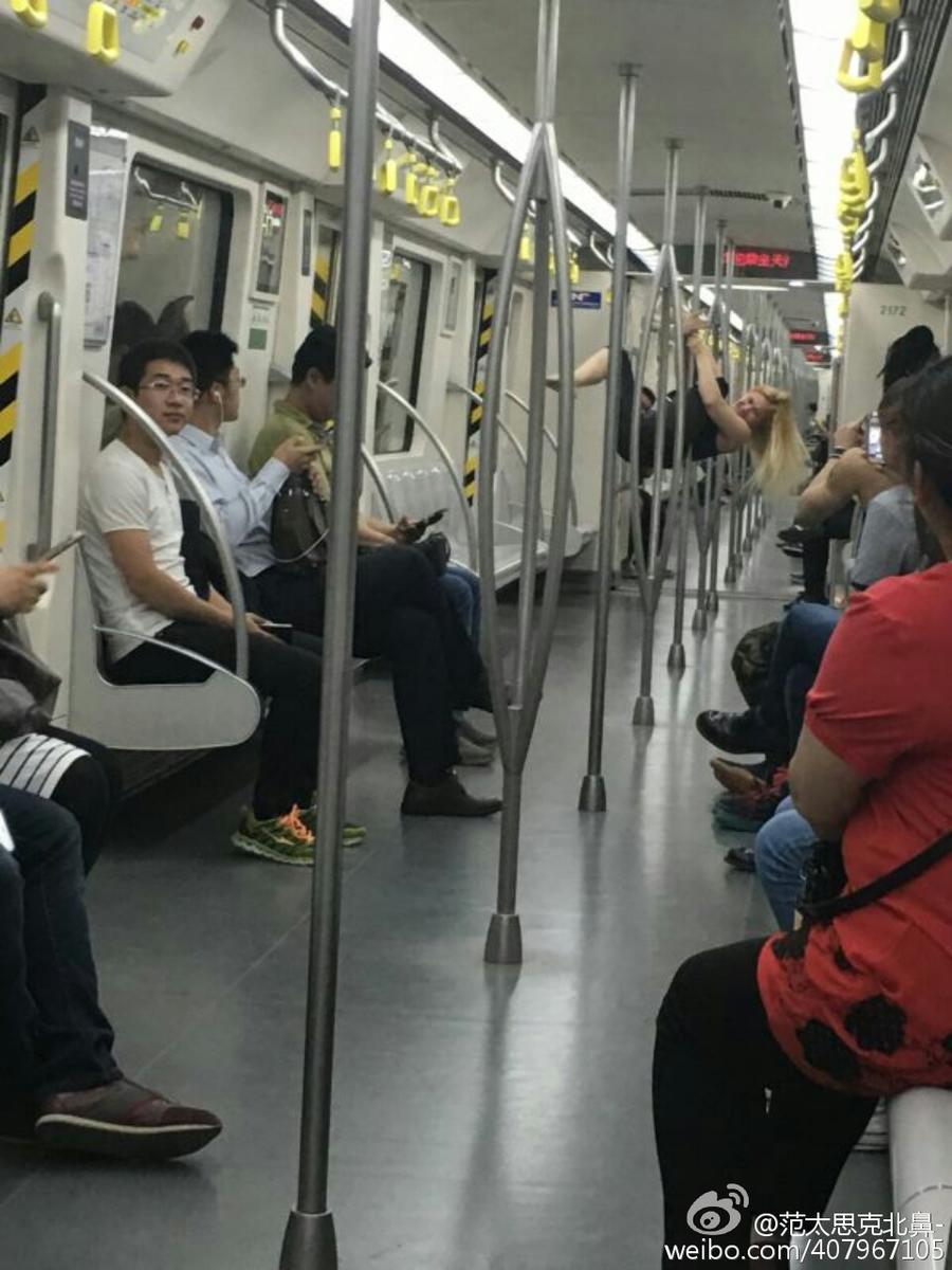 　　26日凌晨，网友@范太思克北鼻- 发微博爆料，称在天津地铁2号线上，一位金发女郎在地铁车厢内跳起了钢管舞，洋姐姐面带笑容，利用扶手摆出各种造型，从这位姐姐服装上看应该是有备而来，吸引了周边乘客围观。