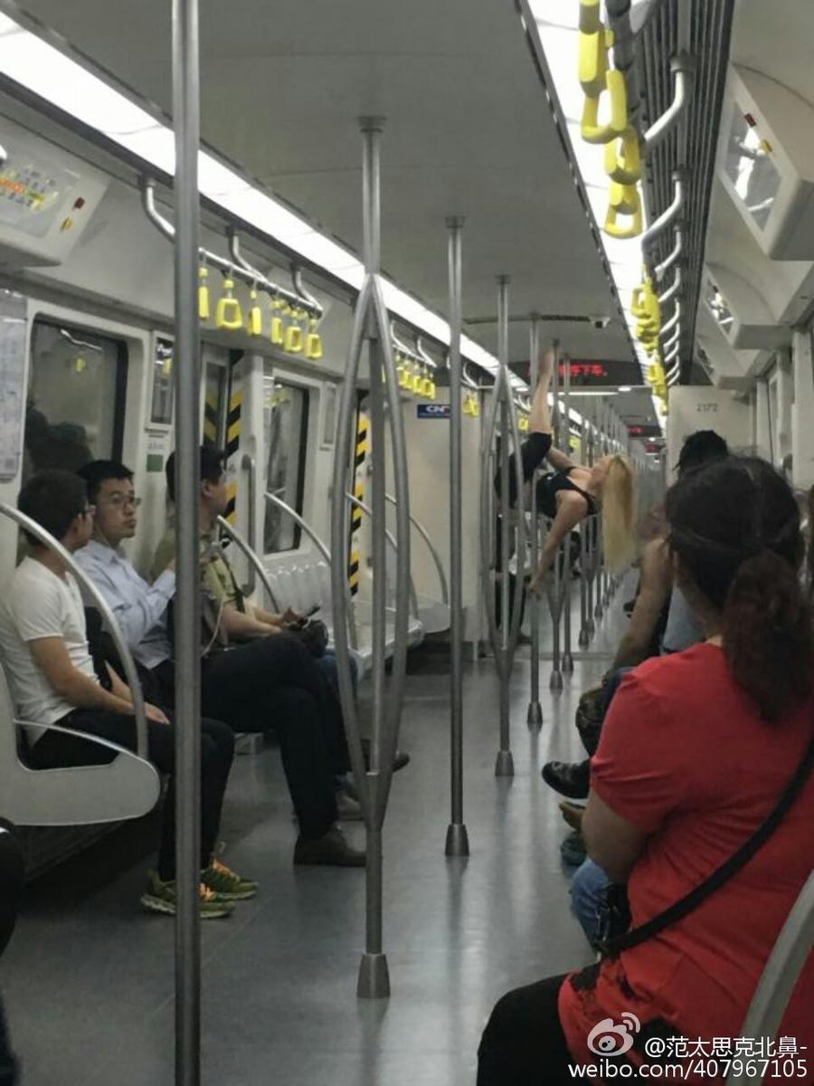 　　对这种在地铁上跳舞的行为，新报新媒体记者采访了天津地铁运营的工作人员，她们也看到了这条微博，这位女乘客在地铁上跳舞的行为很容易伤到乘客，也可能伤到自己，幸亏今天跳舞时地铁车厢中乘客不是太多。不过，目前地铁运营规定中也没有哪条规定不允许这种行为，这位乘客穿着还算正常，也是正常买票上车的。不过如果有乘客玩cosplay，穿得特别古怪，可能吓到其他乘客的，那应该是不允许的，所以对这种在地铁上跳舞的行为只能引导大家不要去做，很容易伤到别人和自己。