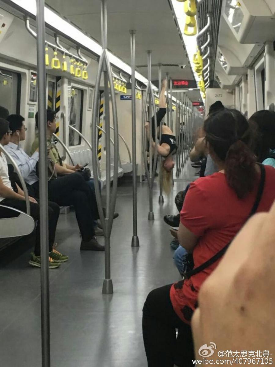 　　网友@爱锝华：我倒是认为跳舞本事没有什么不好的，但是毕竟是车厢，公共设施，用乘客扶手的地方做为“钢管”，应该会导致车厢内部损伤，可能微乎其微，但毕竟是个隐患。
