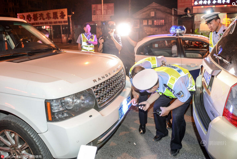 涉车案件专业队的民警程烨靠近了一辆白色路虎车。观察了几秒钟后，程烨说，“这辆车涉嫌走私，你看它这温度表指着70，这肯定是一辆美规车。”记者询问得知，这辆车内的温度表的计量单位不是摄氏度，而是华氏度，数值已经指向70度。程烨介绍，这辆车应该是美规车，这辆车的生产规格并不是按照中国相关法规，而是按照海外地区的相关要求来生产的进口汽车，“而这辆车的号牌以及车架号登记的却是中规车，所以涉嫌走私”。