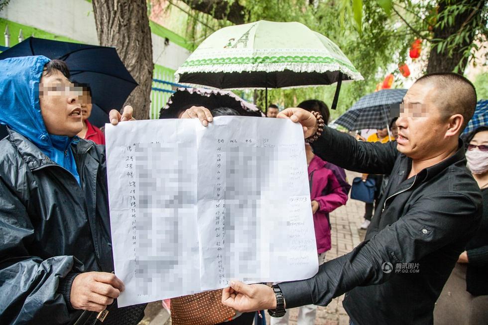 由于学校迟迟没有招生时间的消息放出，这些家长为了维持一个稳定的秩序，避免在学校发布报名消息时出现争抢，他们自发排了一个序号，互相约束，保证“先来后到”的公平性。一位家长说，截至5月26日，序号已经排到了172号。图为赶来排队的家长们记录的排队序号及排队家长电话号码，以保证公平性。