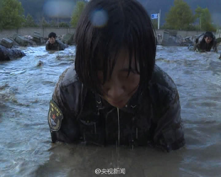 女兵在水中训练。