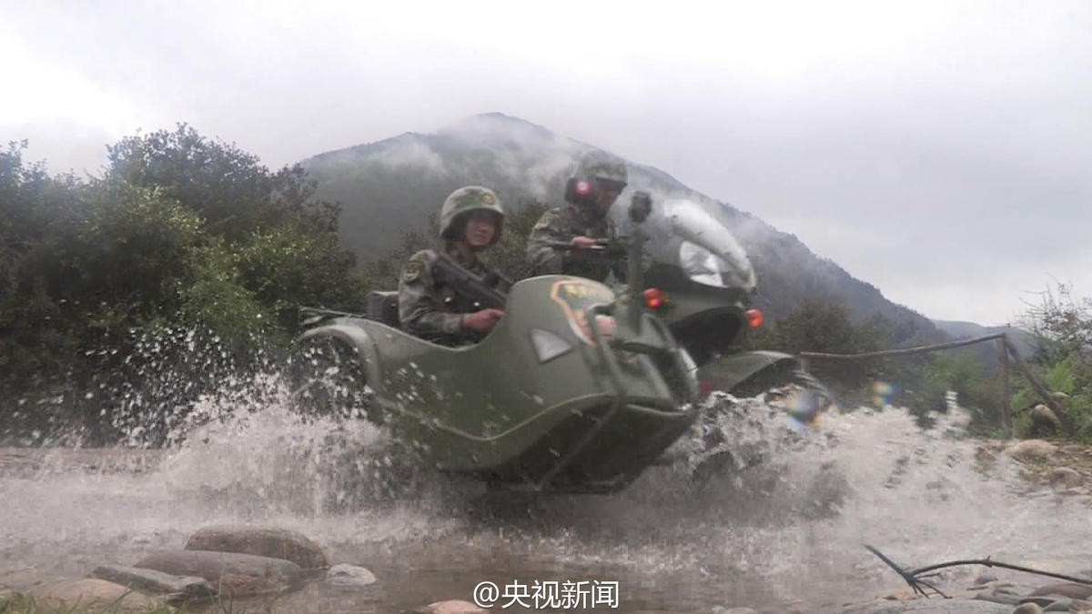驾驶摩托车涉水训练。