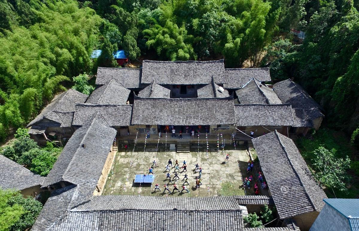　　“好雨知时节，当春乃发生。随风潜入夜，润物细无声。 ”5月28日，在中江县通济镇人和村，一座有着两百多年历史的宗室祠堂里，从土墙黑瓦的缝隙中，蹦出孩子们稚嫩的朗朗读书声。这座经历了两个世纪风雨的老宅，一直住着吕姓人家的祖辈宗亲。走进宅院，房屋错落有致，布局工整，院落宽阔，在主屋的中间还搭建有一座古戏台。油漆斑驳的木门，雕花的窗户，光滑的石地板，无不诉说着这里的风雨沧桑。