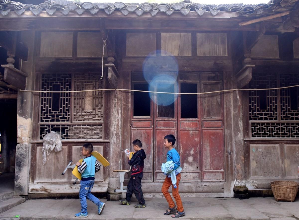 　　留守学生之家在成立三年后，吕歆妍决定将名字改为快乐学生基地，“去掉‘留守儿童’的标签，能更有利于孩子们的成长。”吕歆妍说。