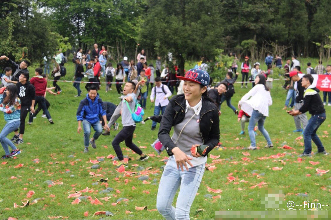 　　在场的大学生们跑进指定区域，抓起西瓜瓤相互投掷。