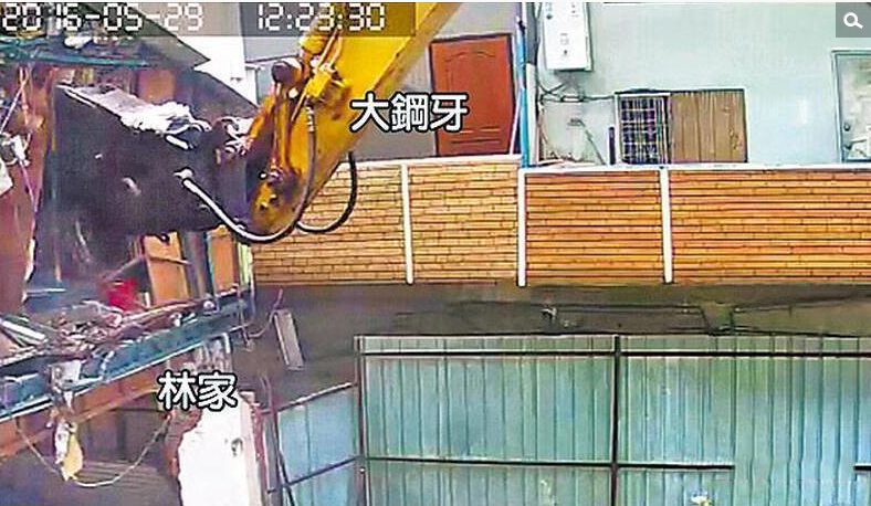 　　警方将拆屋的林姓、吴姓工人逮捕到案，2人辩称要拆一旁的槟榔摊，不小心拆到林家房屋，警方讯后依公共危险、毁损罪嫌移送法办。新北市工务局表示，橙鸿建设今年初已取得建照，开发基地面积为148坪（约500平米），林家为“非合法房屋”，至于地上权部分，由林家与屋主认定，市府不介入，建议双方协商处理。图为偷拆现场。