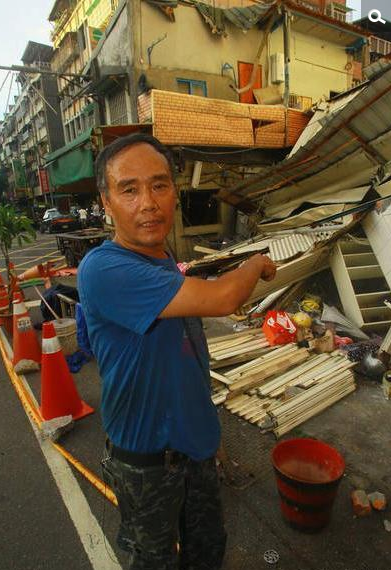 　　建商欲整合林仁坚和其他12户民宅盖大楼，林和另一户不愿合建而僵持，建商竟违法突袭偷拆，害得林家人无家可归。林男昨大骂建商手段下三滥，报警提告，他痛哭说：“这间房是我爸妈留下来给我的回忆呀！”邻居吴先生说，去年风灾时，橙鸿建设在他房子地基旁偷挖深2公尺、宽2公尺的壕沟：“他们就是希望台风带来的大雨冲刷地基，让我的房子‘自然’倒掉。”图为另一栋屋主吴先生指控建商恶劣，在他屋后挖壕沟，毁坏地基。