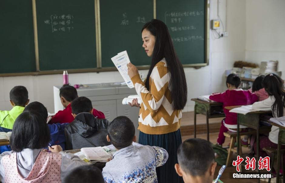　　这所学校创建于1978年，陈秋菊是乐阳小学唯一的90后教师。乐阳小学有16名教职工，平均年龄48岁。陈秋菊是学校也是目前最年轻的教师，在她之后，学校来过4名教师，已经走了3名。图为六年级的课堂上陈秋菊听孩子们朗读课文。这学期，学校一名教师因健康原因离开，她接手了毕业班六年级的语文。