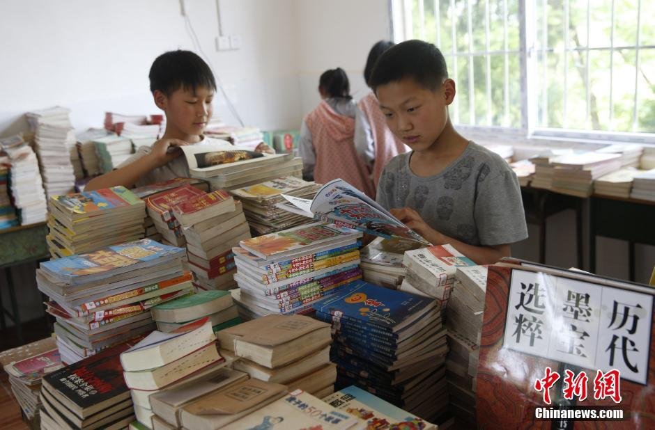 　　乐阳小学有268名小学和学前班学生，陈秋菊所带的五年级37个学生，近2/3是留守儿童，多数又是独生子女，由单亲监护和隔代监护。图为陈秋菊的学生在图书室翻书。陈秋菊说，班上的孩子没有成绩特别突出的，也没有成绩特别差的。她说自己更注意爱的教育：“我希望自己带的这些学生，成为懂得感恩、懂得付出、学会爱的学生。”