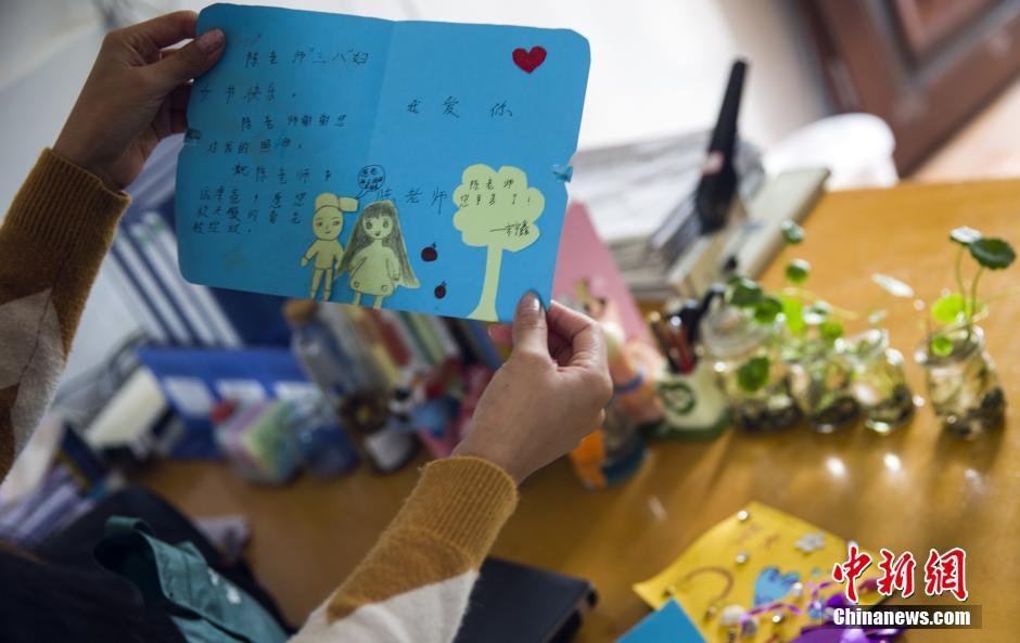 　　由于情感溺爱和知识缺乏等原因，“孩子不太听家长的，老师说什么就是什么”，让她觉得自己的责任很重。她说，现在一些农村的孩子，有些其实不缺钱、不缺吃穿，缺的是爱。图为陈秋菊展示一名学生做的贺卡。在她办公桌上，还摆放着许多绿萝。
