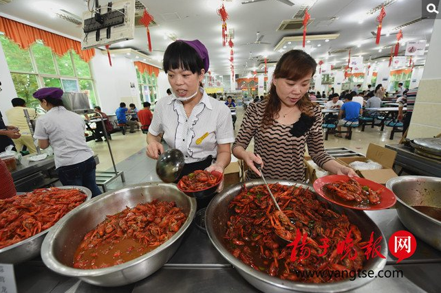 　　2016年5月30日，南航第二届毕业季龙虾美食节在两个校区同时开幕，明故宫校区食堂大厨精心烹制了四百斤龙虾，蒜茸、十三香、香辣。