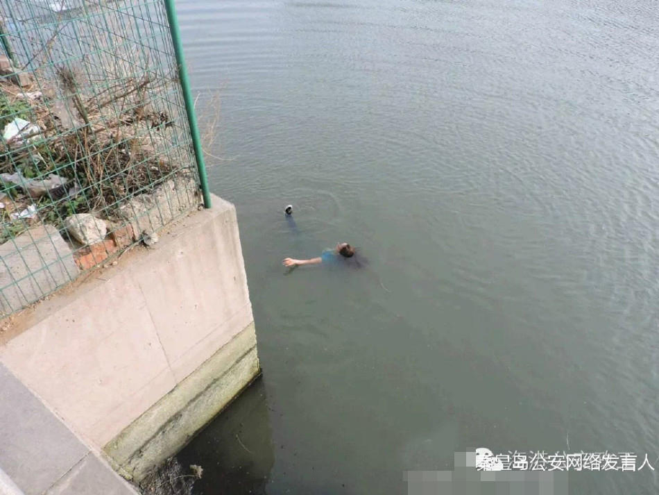 　　轻生女子被成功救起，随后被赶到的120急救车紧急送往医院接受治疗。由于救助及时，女子并无大碍。民警通过走访联系到了女子的家人，据悉，该女子因为感情问题而选择轻生。而王兆辉咬着绳子在河中救人的照片被网友频频转发，人们在向这位好民警致敬的同时，也称其为“咬绳哥”。记者了解到，这位“咬绳哥”已不是第一次下水救人了，去年冬天他在海里就曾成功救起过一名轻生女子。