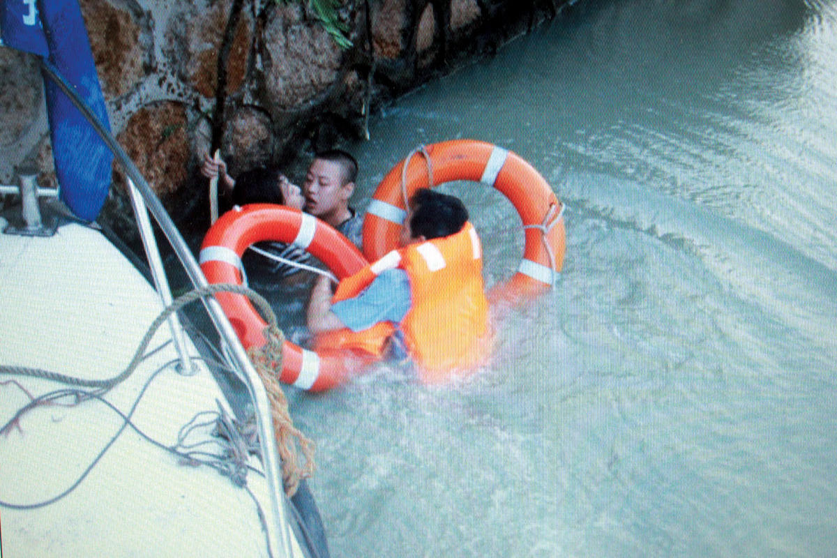 　　2013年6月3日凌晨5点多，运河水上派出所接到晨练市民报警，称百乐门酒吧附近有两名女子掉进古运河。接到报警后，民警余浩和吴耘斌乘汽艇赶到现场。看到落水者无力抓住救生圈，吴耘斌顾不上脱下警服，直接跳入河中，成功将两名女子救上岸。