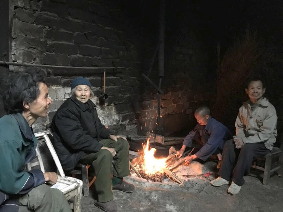 　　另据法制晚报记者蒲晓旭报道，孟阿香的四儿子，46岁的乐建九介绍，十几天前，患有高血压的乐建瑞因摔倒卧病在床，从此吃喝拉撒全在床上。平日里，乐建瑞主要靠同样智障的二弟乐建作做饭和喂饭。乐建九在照顾母亲的同时，也每天给大哥乐建瑞换洗床单衣物。随着伤病发展，乐建瑞越发虚弱。