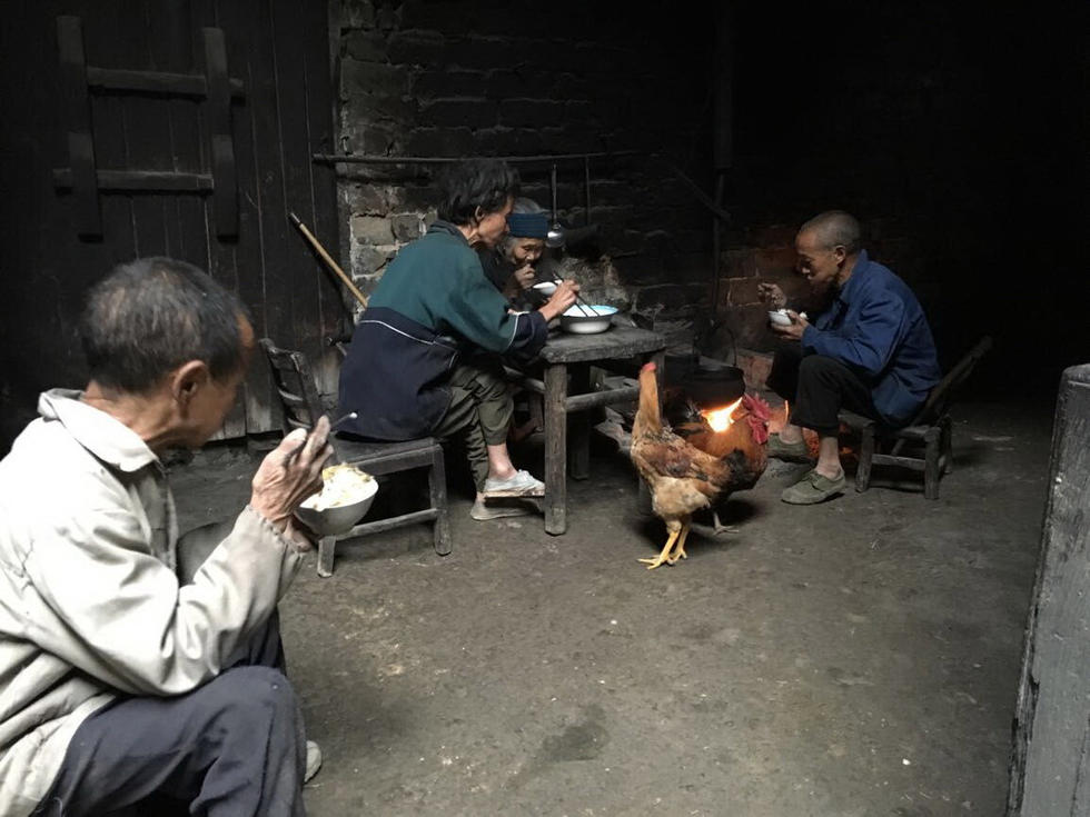 　　法晚记者了解到，昨日中午，乐建九在给乐建瑞喂饭时，发现对方吃不下去。等到下午三点，也只被喂入了一口水。随后乐建九下地做了会农活，等他一小时后回来，想再给大哥喂水时，才发现其已去世。几经考虑，乐建九还是将噩耗告诉了母亲。在知晓长子死讯后，92岁的孟阿香不禁伤心落泪。从昨晚至今日午间，她已不再吃饭和喝水。此前她每顿还能吃小半碗稀饭。由于肺部老化，她自身也随时有去世的可能。而在得知大哥去世后，孟阿香患有智障的二儿子乐建作，也不禁落泪。