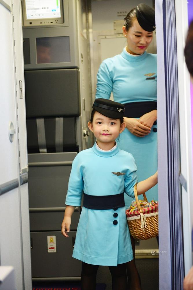 　　在检查完安全带后，小机长和小空姐给旅客分发棒棒糖、奶瓶等极富童真的物品。