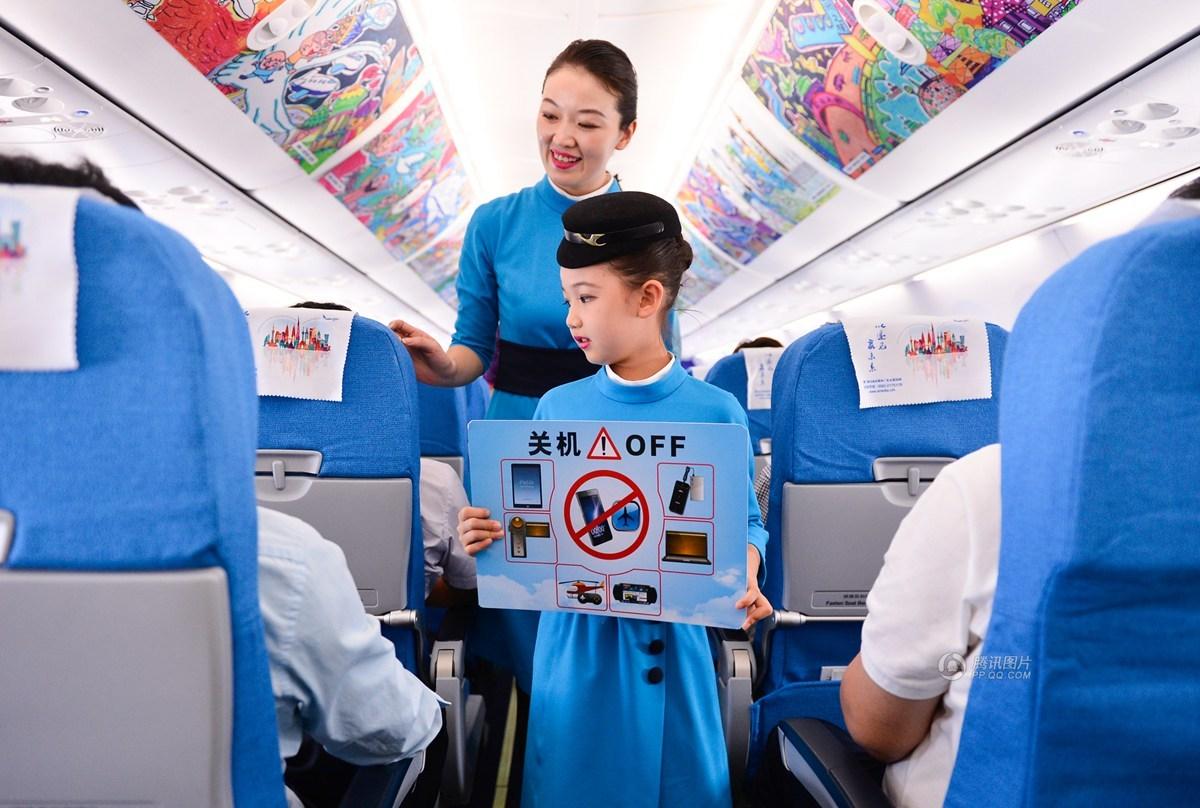 　　在检查完安全带后，小机长和小空姐给旅客分发棒棒糖、奶瓶等极富童真的物品。