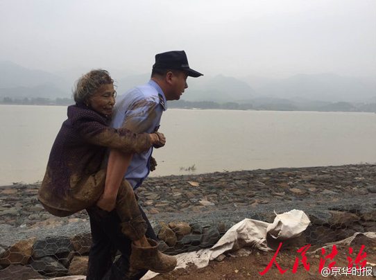　　6月1日，杭州市富阳区遭受持续强降雨、强雷电天气，下午18时许，场口派出所接群众报警，其母亲何阿婆于6月1日下午从场口镇红星村家中出走后，至今没有回家。