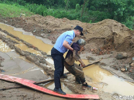 　　接到报警后，民警不顾当天暴雨救援工作的疲劳，立即开展调查工作，详细了解了老人的体貌特征，何阿婆已有85岁高龄，并患有老年痴呆，天气恶劣，道路环境复杂，极易出现意外。了解情况后，场口派出所迅速组织民警分头寻找，同时到监控室调看各个路口、各个方向的监控视频。