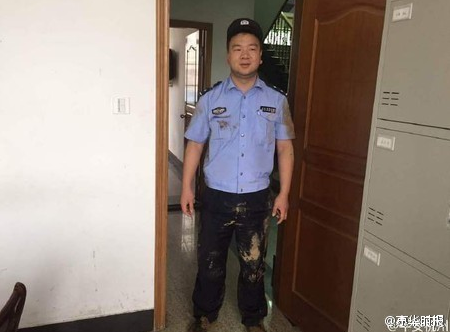 　　民警吕佳佳立即前往发现地点，因防洪堤道路正在施工中，泥泞难行，车辆无法驶入，吕佳佳带队徒步行走数百米后才至老人摔落的泥潭处。到达泥潭后，吕佳佳发现一名老人坐在泥潭水塘边，全身沾满了泥巴，该老人外貌与家属反映的走失人员何阿婆基本一致。