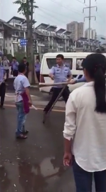 　　宜宾市人民政府新闻办公室证实，占道经营的摊主持管制刀具阻挠对抗执法；处置过程中，城管人员与之发生冲突并有过激行为，涉事城管人员已被停职，警方介入调查。