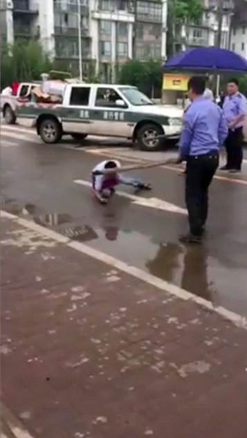 　　被包围后男子往后离开。“摊贩占道了，见城管来收摊就准备走，不料摊车被城管抓住要没收，摊贩急了就拿刀吓唬，希望能夺回摊车。”目击网友称，接着就发生了视频中的一幕。