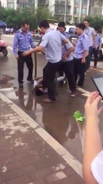 　　图为制服人员用脚先后踩其颈部、面部以及腹部。