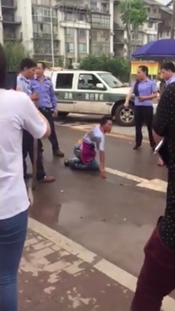 　　男子刚爬起（未拿刀），随即被制服男子摁倒在地，接着多人朝其后背脚踹。