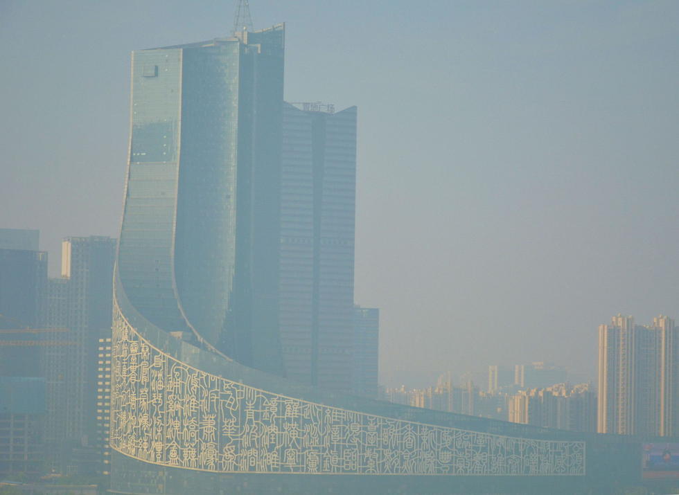 　　据悉，大楼上写的文字内容为安徽的地名、河名、湖名、山名等，但又将这些名称的顺序全部打乱了，也就是说“合肥”的“合”字和“肥”字并未连在一起书写。