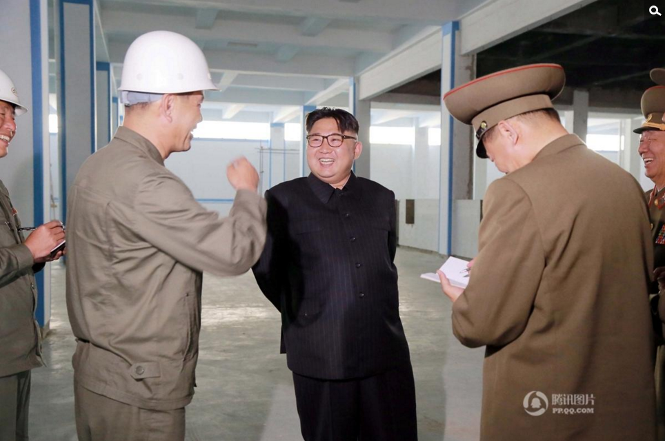 图为金正恩视察新建设的万景台少年宫野营所。