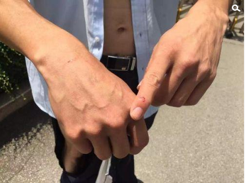 对于冲突发生的起因，律师吴良述称，青秀区法院接收他的立案材料之后，告知他不能当场立案；他要求法院出具收件回执单遭到拒绝，遂到立案信访部门反映；他认为立案信访部门不能客观处理他的诉求，又向纪检部门反映，冲突随后发生。