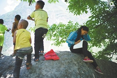 　　陈心明，15岁，三年级。家中长女，喜欢数学题，希望有一日可以去远方，挣大钱。弟弟妹妹在山坡下悬崖边的一处花椒树下玩石子、打核桃。陈心明独自一人拿着之前打的泉水，拎起装着作业书的布袋，爬向一旁3米高的石头，将拖鞋脱掉放置一旁，开始做假期作业。她还有个重要任务，是看管陈家的20只红毛山羊，阻止它们去往村民的庄稼地。