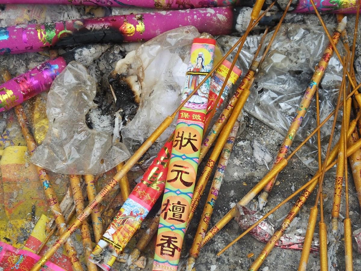 　　5月28日，湖北宜昌，当阳市佛教圣地玉泉寺内，前来祈愿金榜题名的家长和考生络绎不绝。图为状元檀香。