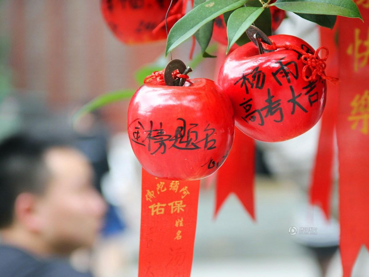 　　5月29日，南京夫子庙大成殿内一排平安果祈愿树上，写有“金榜题名”、“高考大吉”等心愿的“苹果”成为一景。