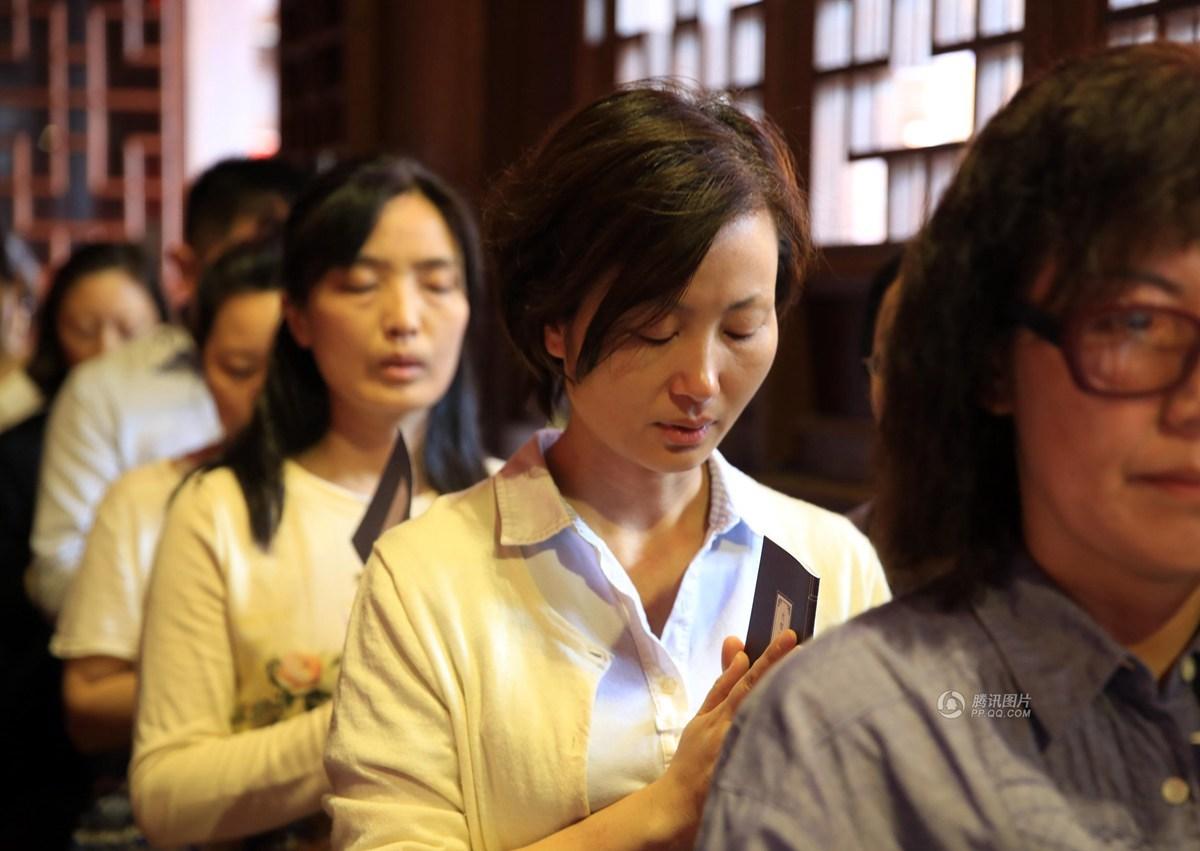 　　上海玉佛禅寺举行“开智增慧 祈福考生”公益活动，吸引当地众多考生家长。当日，还首次邀请多位资深心理咨询师现场提供免费咨询和讲座，希望借此帮助即将参加高考的学生积极调整心态，坚定信念，并祈愿所有考生发挥出色、学有所成。